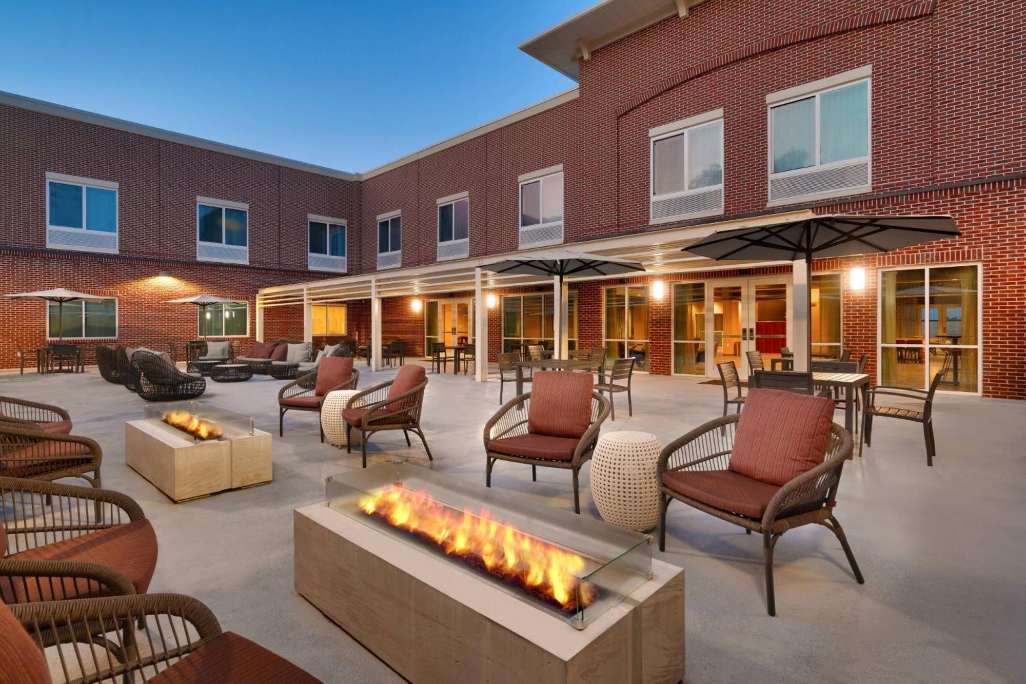 Courtyard By Marriott Atlanta Duluth Downtown Hotel Екстериор снимка